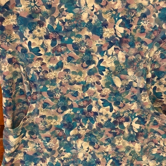 Advantage ButterSoft Scrub Top in XS. - Picture 3 of 8